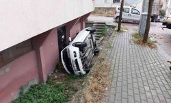 Aracını park ederken apartman boşluğuna düştü: 1 yaralı