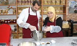 Bursa Gürsu'da Başkan Işık eşiyle 'özel' kurabiyeler hazırladı