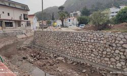 Büyükşehir Marmaris’te zarar gören dere duvarlarını tamir etti