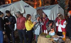 Çadır kentte sürpriz doğum günü kutlaması