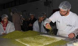 Diyarbakır’da öğrenciler, tatlının yapım aşamasını yerinde gördü