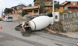 Dönüş yapan beton mikseri devrildi, sürücü yara almadan kurtuldu