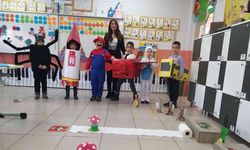 Ebru öğretmen sınıfını Mario parkuruna dönüştürerek okumayı öğretiyor