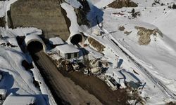 Eğibel’e kar düştü, tünel tek şeritten ulaşıma açıldı