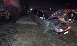 Elazığ’da otomobil trene çarptı