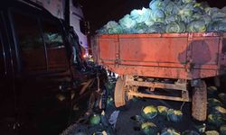 Hafif ticari araç lahana yüklü römorka çarptı: 2 yaralı