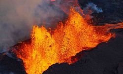 Hawaii’deki Mauna Loa yanardağı lav püskürtmeye devam ediyor