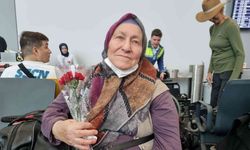 İstanbul Havalimanı’nda 3 Aralık Dünya Engelliler Günü’nde engelli ve yaşlılara çiçek verildi