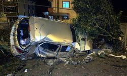 Otomobil evin bahçe duvarına çarptı: 5 ağır yaralı