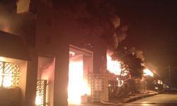 Pakistan’da pazar yeri yangınında 150 dükkan küle döndü