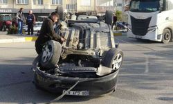 Takla atan aracın sürücüsü yaralandı, ters dönen otomobili vatandaşlar düzeltti