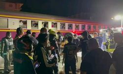 Tayland’da bariyerleri aşmaya çalışan araca tren çarptı: 3 ölü, 1 yaralı