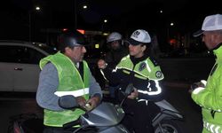 Trafik ekipleri, 2 tekerlekli sürücülere reflektif yelek dağıttı