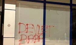 Zincir marketin camını taşla kırıp “Devlet baba” yazdılar