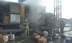 Arnavutköy’de kargo yüklü kamyon alev alev yandı