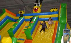 Lapseki Belediyesi’nin ’15 Tatil Eğlencesi’ etkinliğinde çocuklar doyasıya eğleniyor