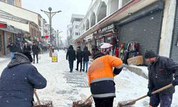 Ağrı Belediyesi kar çalışmalarını aralıksız sürdürüyor