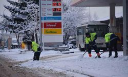 Bozüyük beyaza büründü, belediye ekiplerinin karla mücadelesi sürüyor