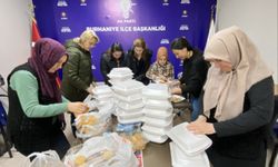 Burhaniye’de kadınlar depremzedeler için gıda paketi hazırlıyorlar