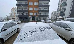 Diyarbakır’da beklenen kar, şehir beyaza büründü