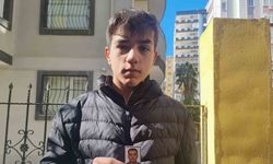 Enkazdan çıkarılan 16 yaşındaki Mehmet, şimdi umutla babasını bekliyor