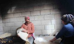 Iğdır’ın hamarat kadınları deprem bölgesi için ekmek pişiriyor