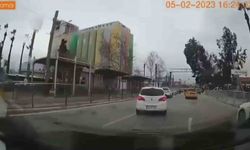 İzmir’deki ağaç devrilmeleri ve çatı uçmaları kamerada