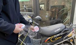 Kadıköy’de kaldırımları işgal eden motosikletlere ’kente karşı suçtur’ yazılı etiket asıldı
