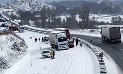 Kar yağışı ulaşımı felç etti, çok sayıda araç bir birine girdi: 4 yaralı