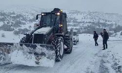 Kar yağışından dolayı yolda kalan bir grup vatandaş kurtarıldı