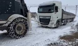Kar yağışından dolayı yolda kalan tır ekipler tarafından kurtarıldı