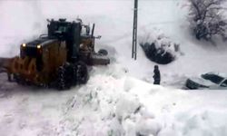 Kar yolları kapattı, yolda mahsur kalan ambulans, TEDAŞ ekibi ve 12 işçi kurtarıldı