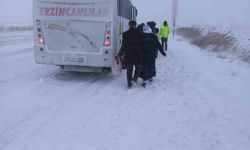 Erzincan'da kara saplanan otobüsteki yolcular kurtarıldı