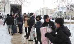 Karaman’da vatandaşlar depremzedeler için seferber oldu