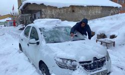 Karlıova’ya kar geldi, çatılarda sarktılar oluştu