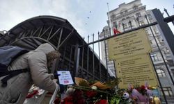 Kiev halkı, Türk Büyükelçiliğine karanfil bıraktı