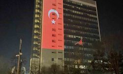 Kosova Başbakanlık binasına Türk bayrağı silueti yansıtıldı