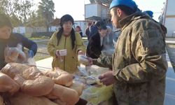 Mehmetçik, deprem bölgesinde 40 bin kişilik sıcak yemek ve 557 bin 600 kumanya dağıttı