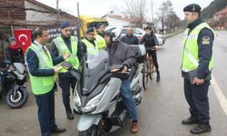 Motosiklet ve bisiklet sürücülerine reflektif yelek dağıtıldı