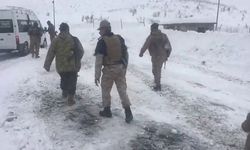 Siirt’te kar ve tipide mahsur kalan köy korucuları ve vatandaşlar ekiplerce kurtarıldı