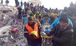 Tosya Belediyesi arama kurtarma ekibi enkaz altından bir depremzedeyi kurtardı