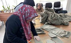 Ümraniye’de 25 kadın depremzedeler için bir arada: Eldiven, atkı ve bere dikiyorlar