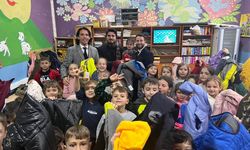 Üsküp’teki çocuklar Türkiye’den gelen hediyelerle sevindi
