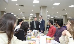 ERÜ Rektörü Altun iftarını öğrencilerle yaptı