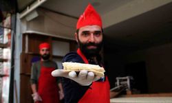 Depreme rağmen Hatay’ın ramazan sofralarına özel tatlısı ’küncülü helva’ üretiyorlar
