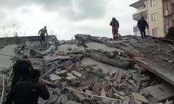 Malatya’nın Yeşilyurt ilçesindeki Koyunoğlu Caddesi’nde 4 katlı bir bina çöktü. Çökmenin ardından olay yerine çok sayıda ekip sevk edilirken, enkaz altında 1 kişinin olduğu iddia edildi.