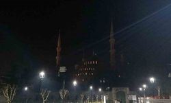 Sultanahmet Camii’nde ışıklar depremde hayatını kaybedenler için söndürüldü