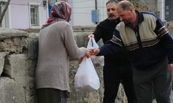 Erzincan Belediyesi Ramazan ayında ihtiyaç sahibi vatandaşlara iftar yemeği dağıtıyor