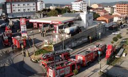 Sultanbeyli’de akaryakıt istasyonunda gaz tankeri alev alev yandı