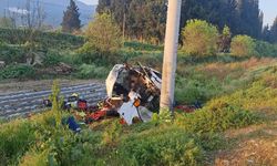 Tire’de minibüs elektrik direğine çarptı: 2 ölü, 1 yaralı